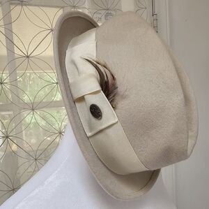 Bailey of Hollywood Cream Hamman  Wool Cream Fedora Hat Feather Detail USA XL